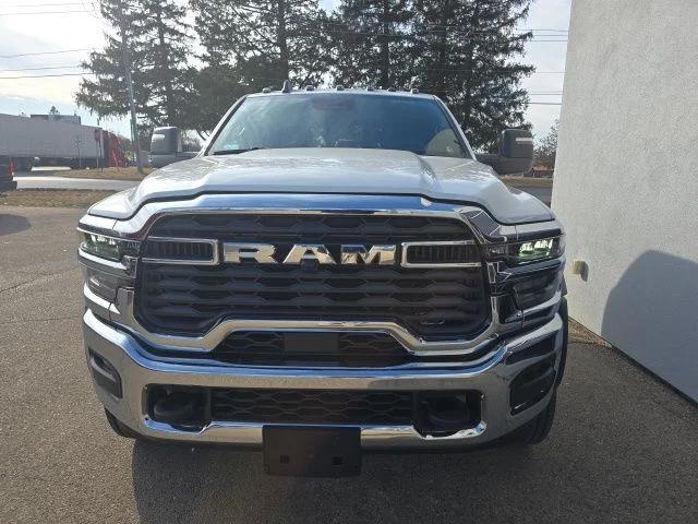 2026 RAM 5500 Chassis RAM 5500 TRADESMAN CHASSIS CREW CAB 4X4 84 CA