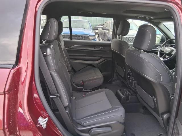 2026 Jeep Grand Cherokee Altitude 4x2