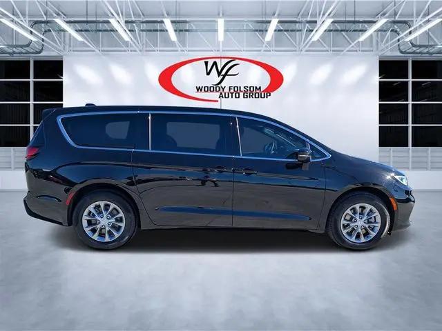 2026 Chrysler Pacifica Select AWD