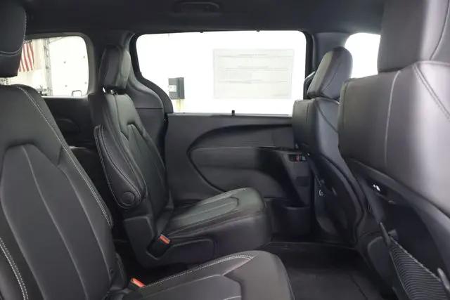 2026 Chrysler Pacifica Select AWD