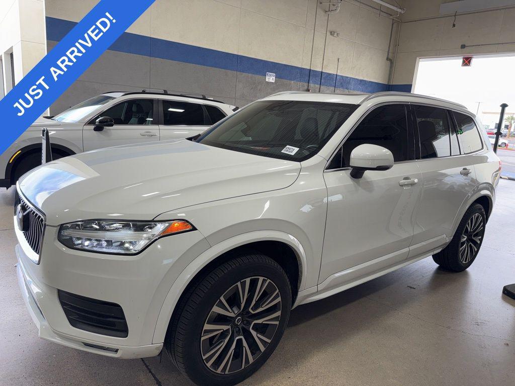 2020 Volvo XC90 Momentum's photo