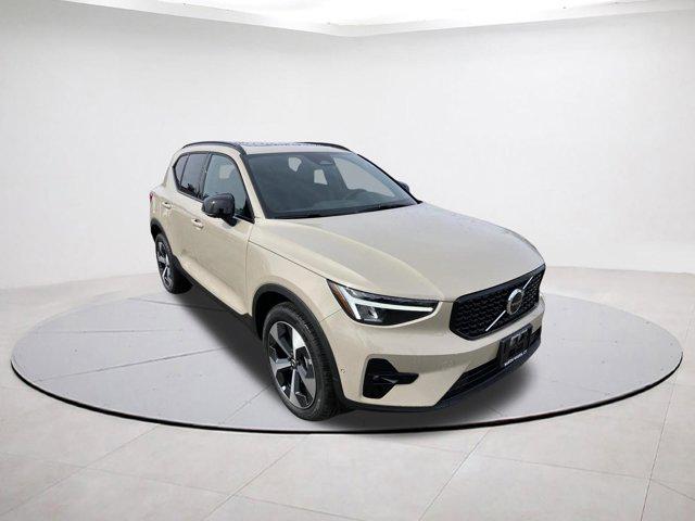 2026 Volvo XC40 Plus, B5 AWD Gas (mild hybrid), Dark