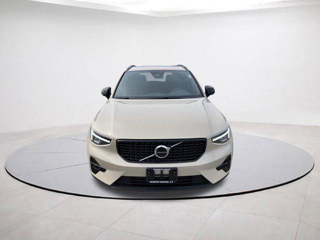 2026 Volvo XC40 Plus, B5 AWD Gas (mild hybrid), Dark
