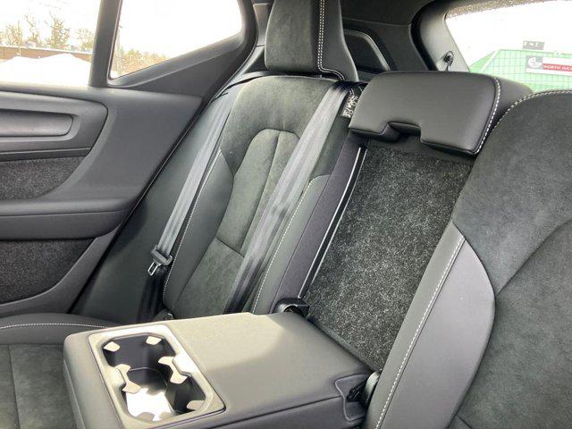 2026 Volvo XC40 Plus, B5 AWD Gas (mild hybrid), Dark