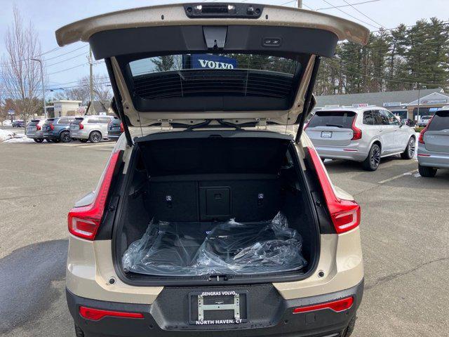 2026 Volvo XC40 Plus, B5 AWD Gas (mild hybrid), Dark
