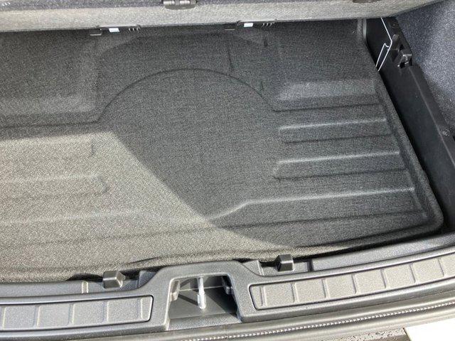 2026 Volvo XC40 Plus, B5 AWD Gas (mild hybrid), Dark