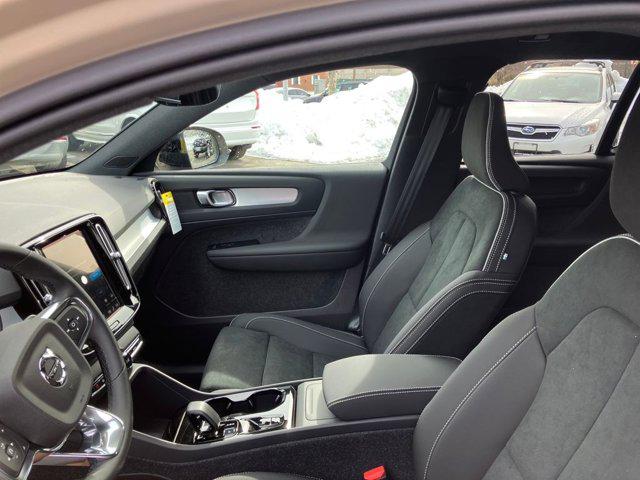 2026 Volvo XC40 Plus, B5 AWD Gas (mild hybrid), Dark