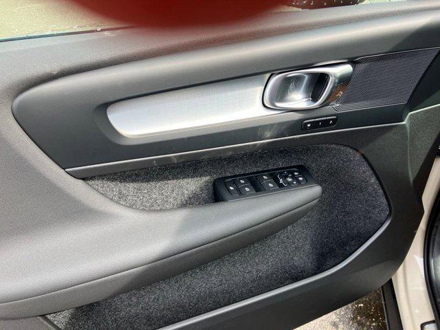 2026 Volvo XC40 Plus, B5 AWD Gas (mild hybrid), Dark