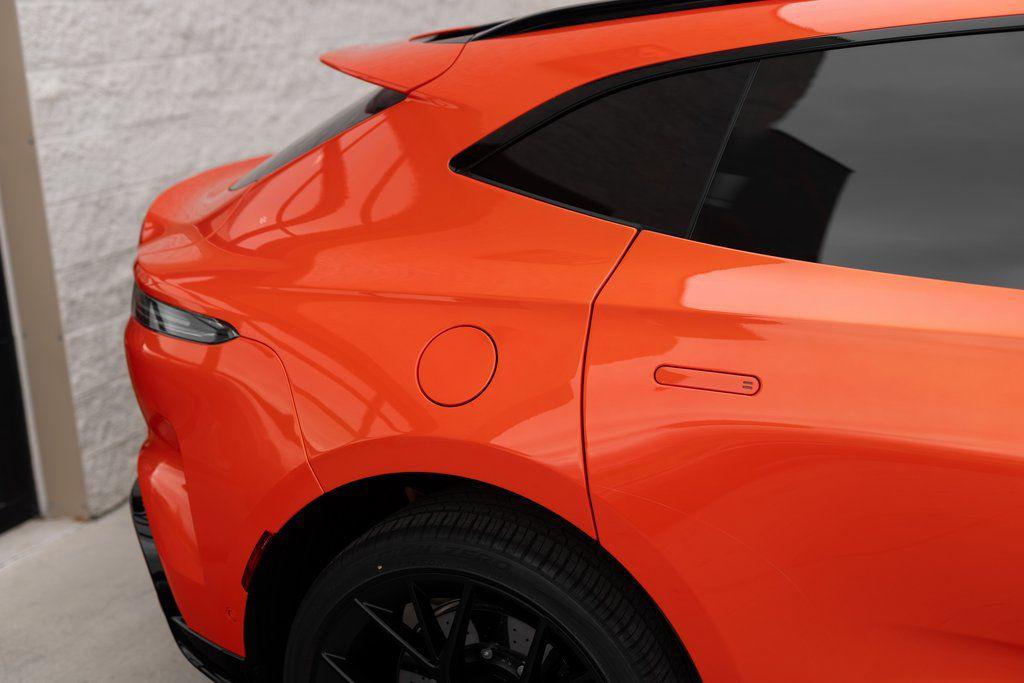 2026 Aston Martin DBX S - Photo 9