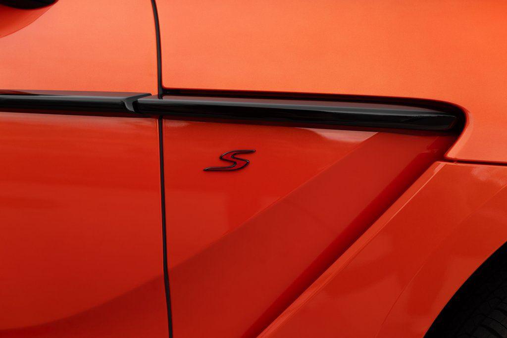 2026 Aston Martin DBX S - Photo 11