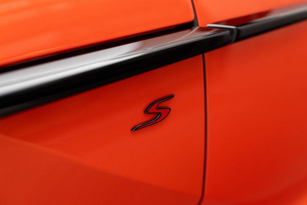 2026 Aston Martin DBX S - Photo 13