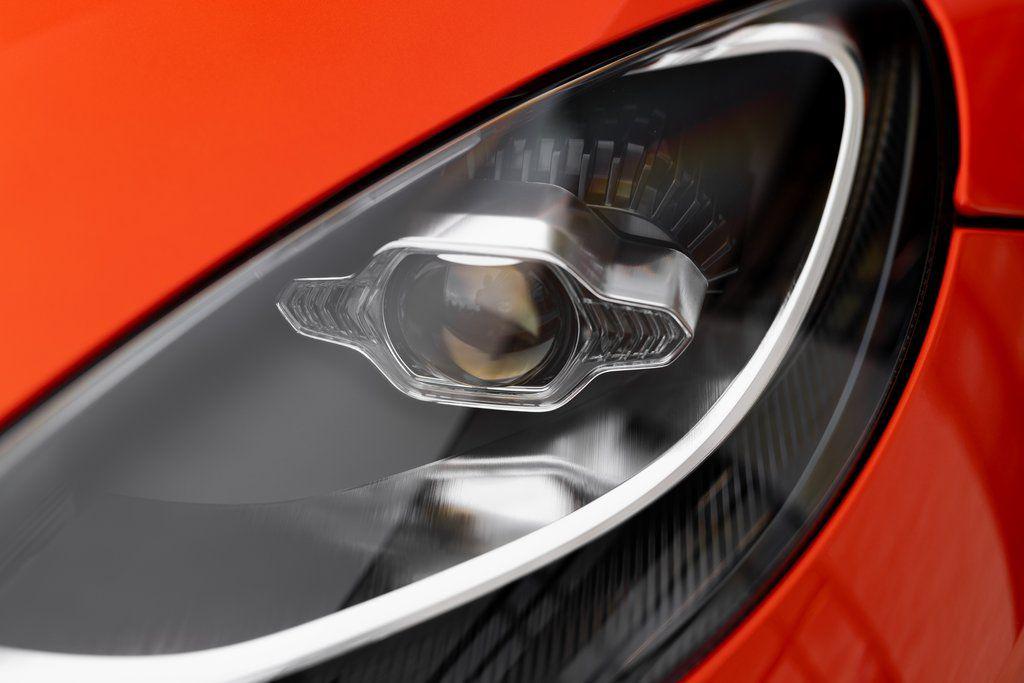 2026 Aston Martin DBX S - Photo 18