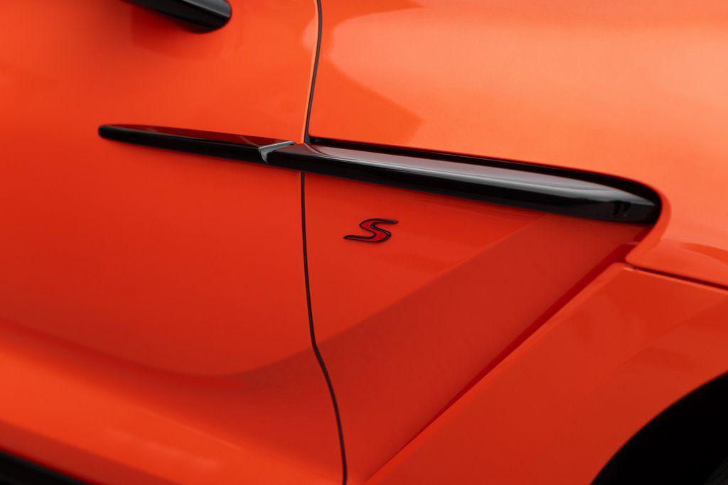 2026 Aston Martin DBX S - Photo 20