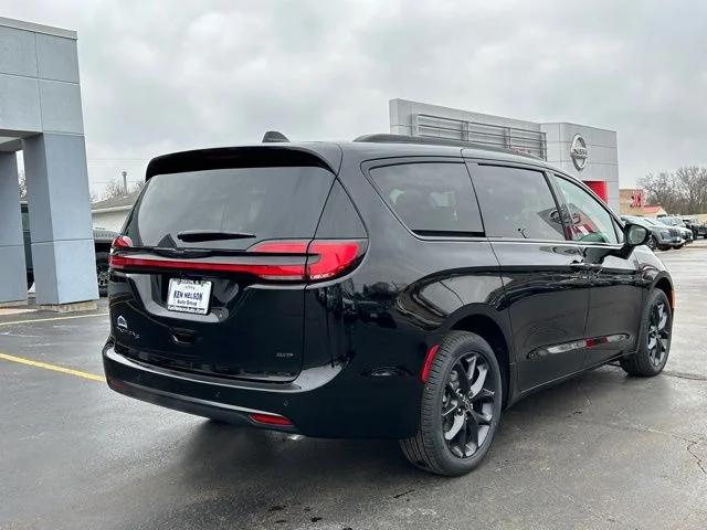 2026 Chrysler Pacifica Select AWD