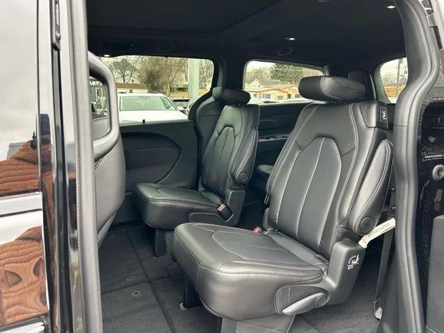 2026 Chrysler Pacifica Select AWD