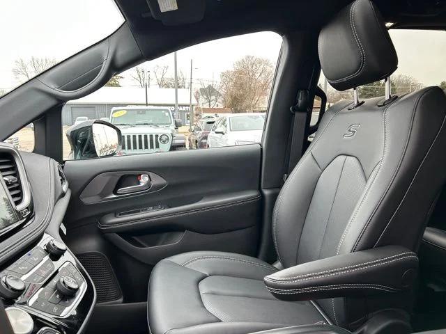 2026 Chrysler Pacifica Select AWD