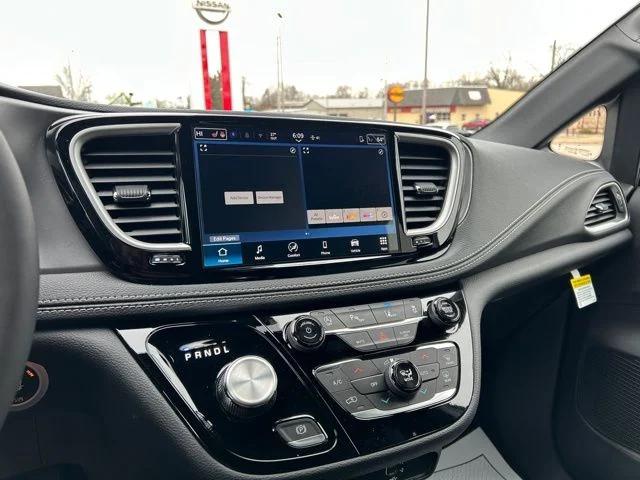 2026 Chrysler Pacifica Select AWD