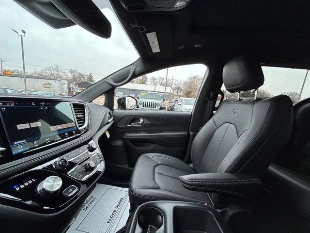 2026 Chrysler Pacifica Select AWD