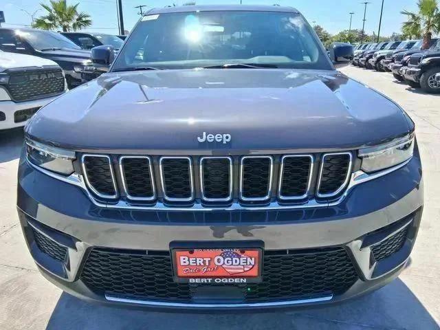 New 2026 Baltic Gray Metallic Clear-Coat Exterior Paint Jeep Laredo X image 2