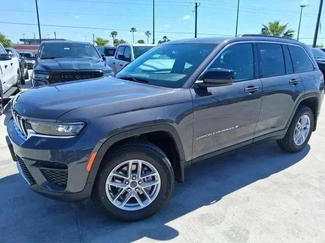 New 2026 Baltic Gray Metallic Clear-Coat Exterior Paint Jeep Laredo X image 3