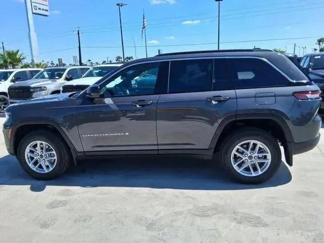 New 2026 Baltic Gray Metallic Clear-Coat Exterior Paint Jeep Laredo X image 4