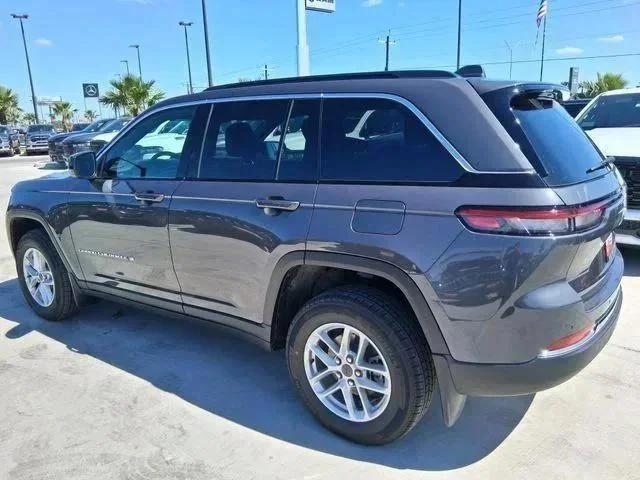 New 2026 Baltic Gray Metallic Clear-Coat Exterior Paint Jeep Laredo X image 5