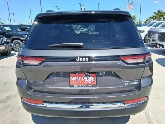 New 2026 Baltic Gray Metallic Clear-Coat Exterior Paint Jeep Laredo X image 6