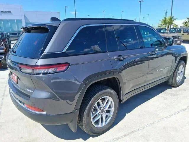 New 2026 Baltic Gray Metallic Clear-Coat Exterior Paint Jeep Laredo X image 7