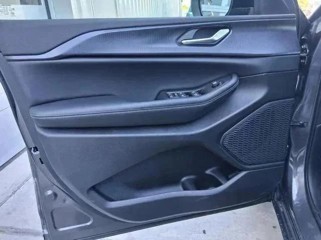 New 2026 Baltic Gray Metallic Clear-Coat Exterior Paint Jeep Laredo X image 18