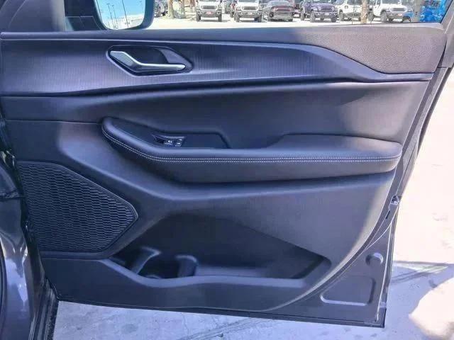 New 2026 Baltic Gray Metallic Clear-Coat Exterior Paint Jeep Laredo X image 24