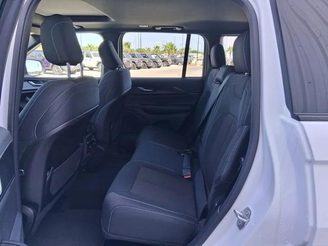 2026 Jeep Grand Cherokee Altitude 4x2