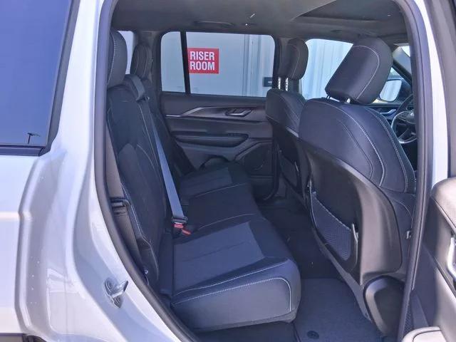 2026 Jeep Grand Cherokee Altitude 4x2