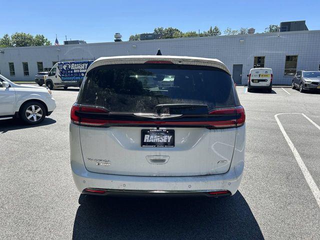 2026 Chrysler Pacifica Select AWD