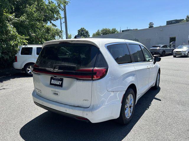 2026 Chrysler Pacifica Select AWD
