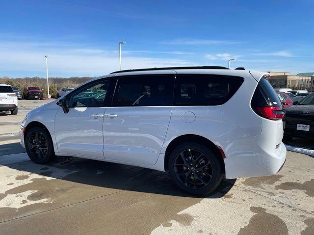 2026 Chrysler Pacifica Select AWD