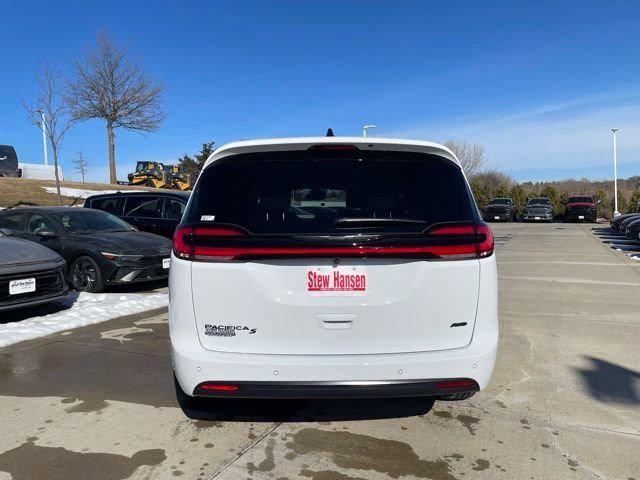 2026 Chrysler Pacifica Select AWD