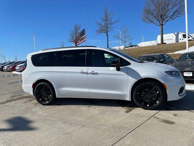 2026 Chrysler Pacifica Select AWD