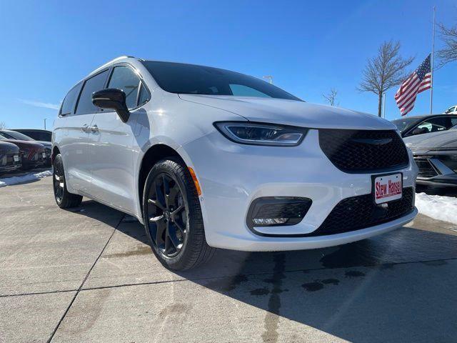 2026 Chrysler Pacifica Select AWD