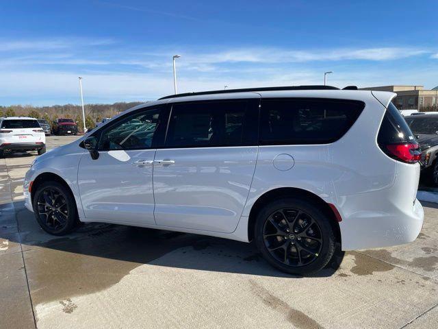 2026 Chrysler Pacifica Select AWD