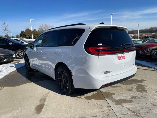2026 Chrysler Pacifica Select AWD