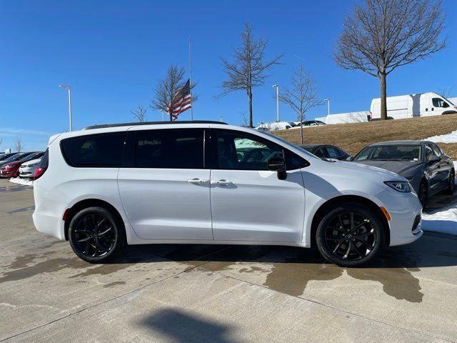 2026 Chrysler Pacifica Select AWD