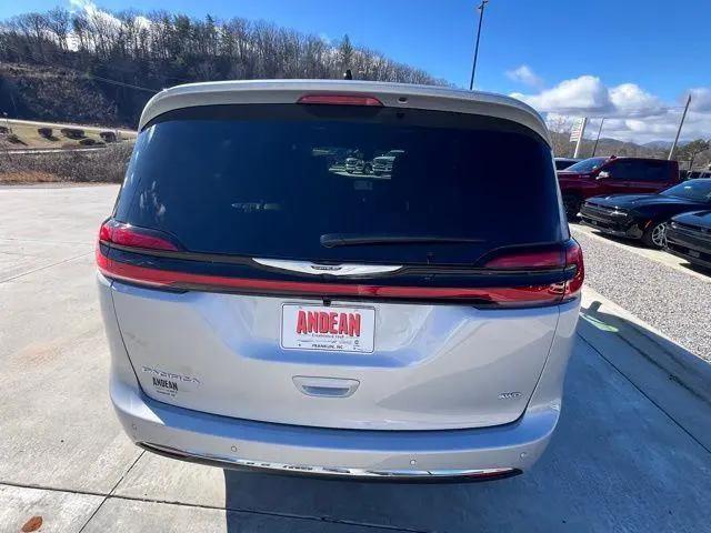 2026 Chrysler Pacifica Select AWD