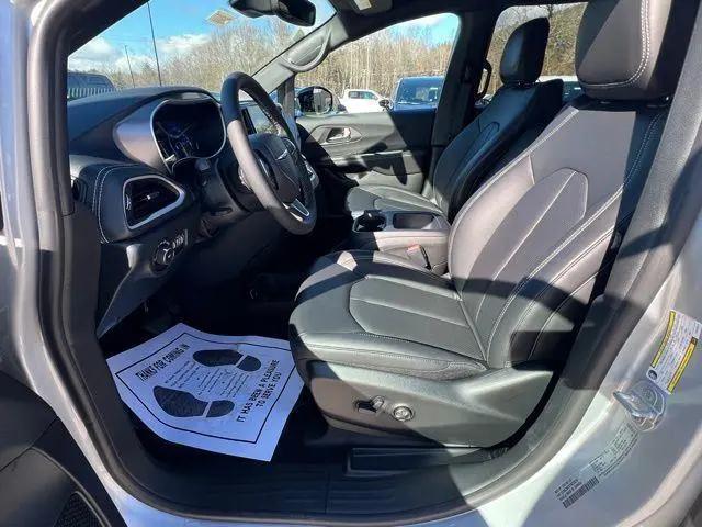 2026 Chrysler Pacifica Select AWD