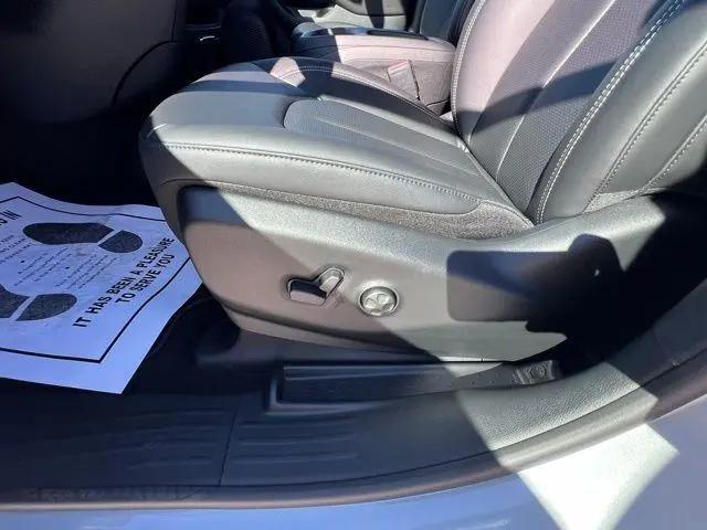 2026 Chrysler Pacifica Select AWD