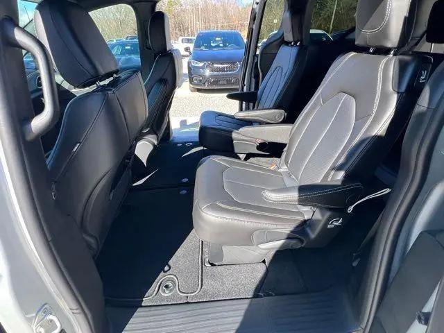 2026 Chrysler Pacifica Select AWD
