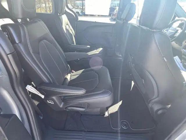2026 Chrysler Pacifica Select AWD