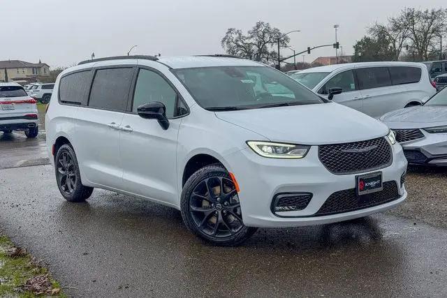 2026 Chrysler Pacifica Select AWD