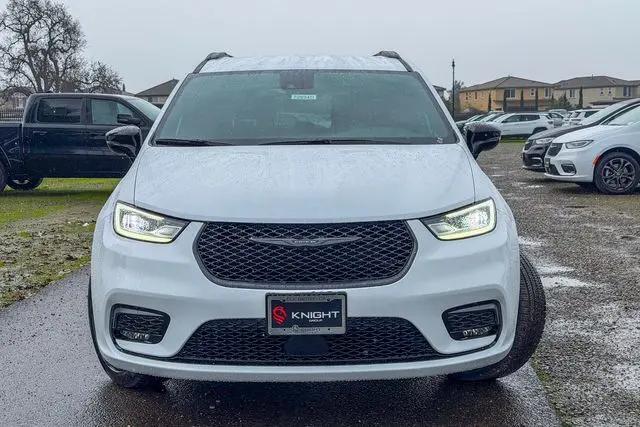 2026 Chrysler Pacifica Select AWD