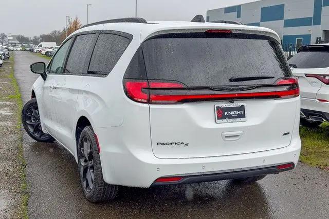 2026 Chrysler Pacifica Select AWD