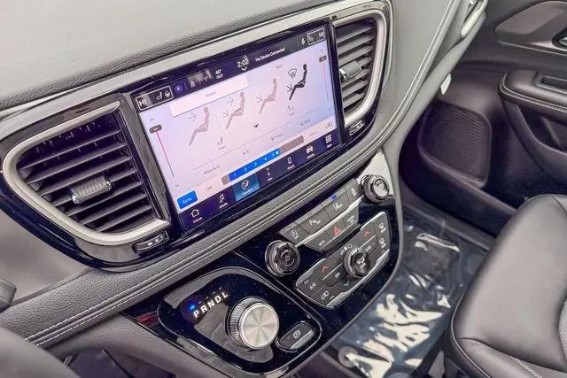 2026 Chrysler Pacifica Select AWD